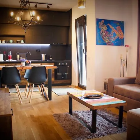 Ivy Apartment *